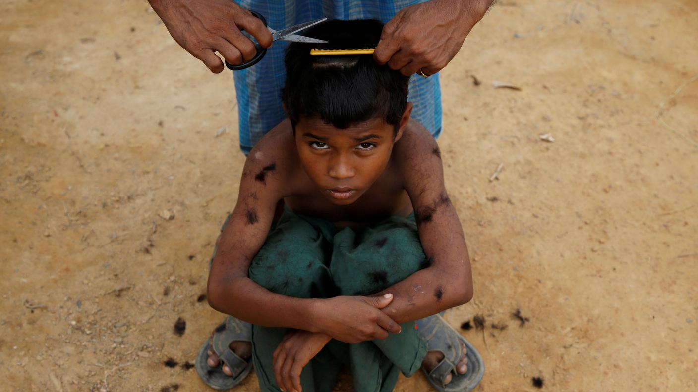 Taglio di capelli per un giovanissimo rifugiato Rohingya