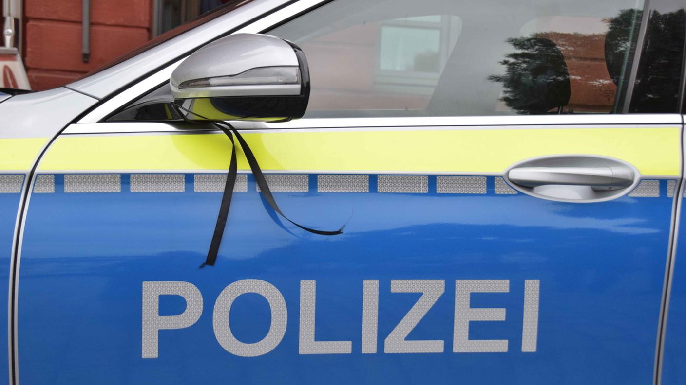 Un'auto della polizia di Mannheim sul luogo dell'attacco