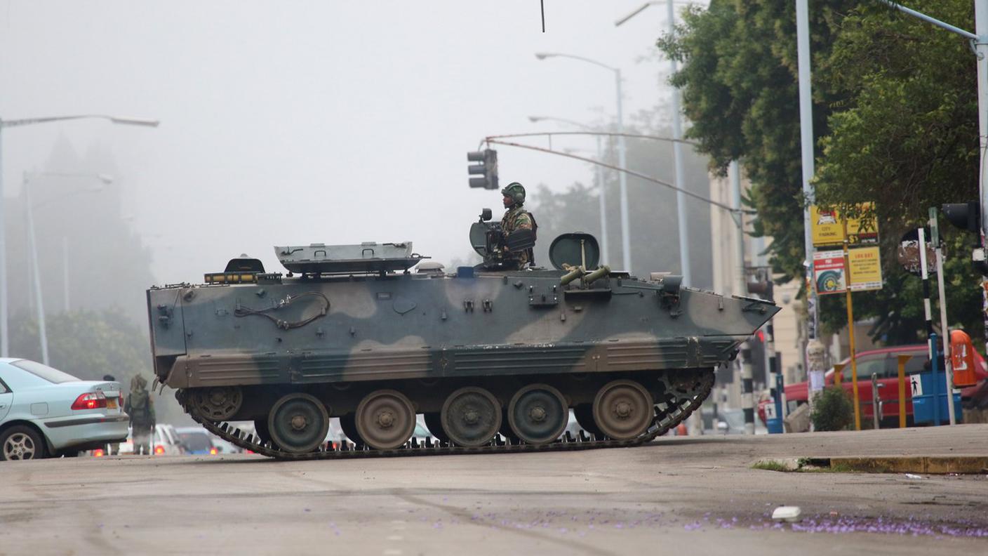 I militari continuano a controllare i centri nevralgici della capitale Harare