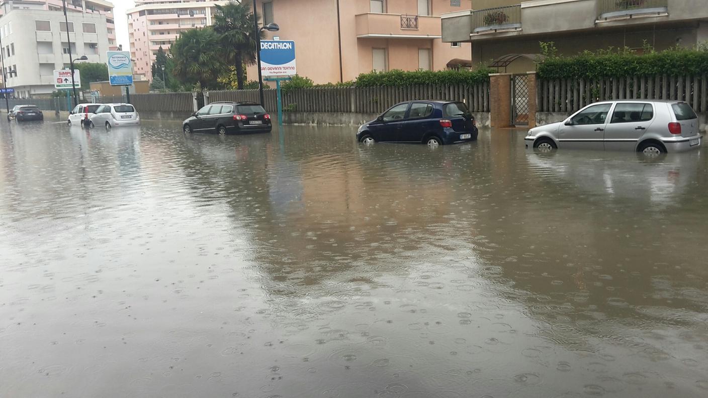 Una strada centrale di Pescara totalmente allagata giovedì mattina