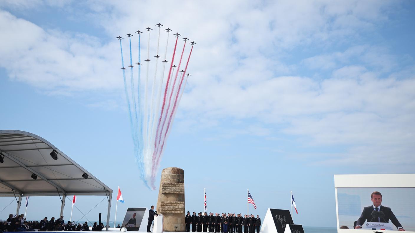 Il presidente Emmanuel Macron durante la cerimonia commemorativa a Omaha Beach, a Saint-Laurent-sur-Mer