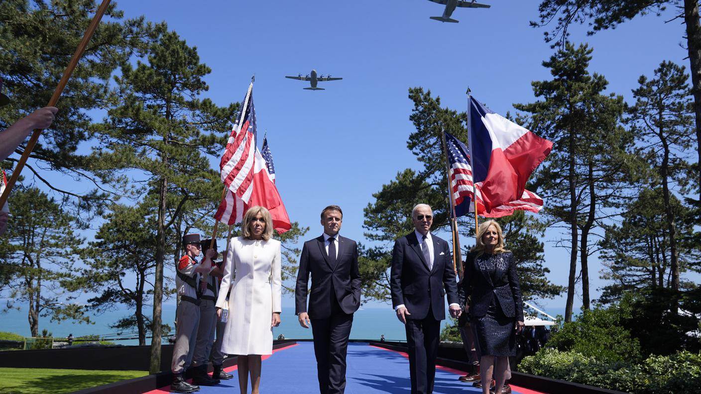 Il presidente statunitense Joe Biden accanto a quello francese Emmanuel Macron, entrambi accompagnati dalle mogli: Jill e Brigitte