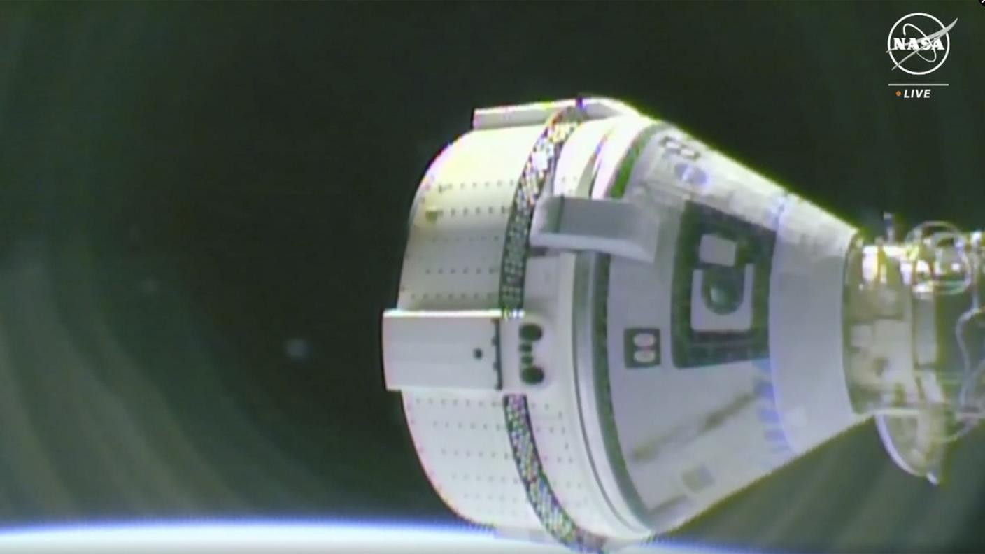 Il momento in cui Starliner si aggancia all'ISS.jpg