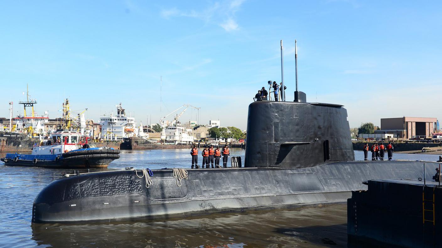 Ricerche fuori e sott'acqua ancora alacri per ritrovare i 44 membri del mezzo subacqueo.
