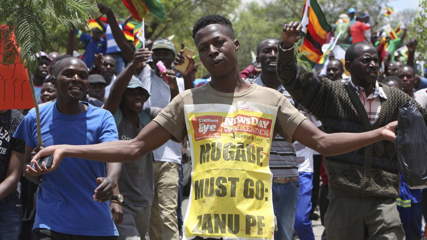 I giovani del partito Zanu-PF dello Zimbabwe contro il presidente Mugabe