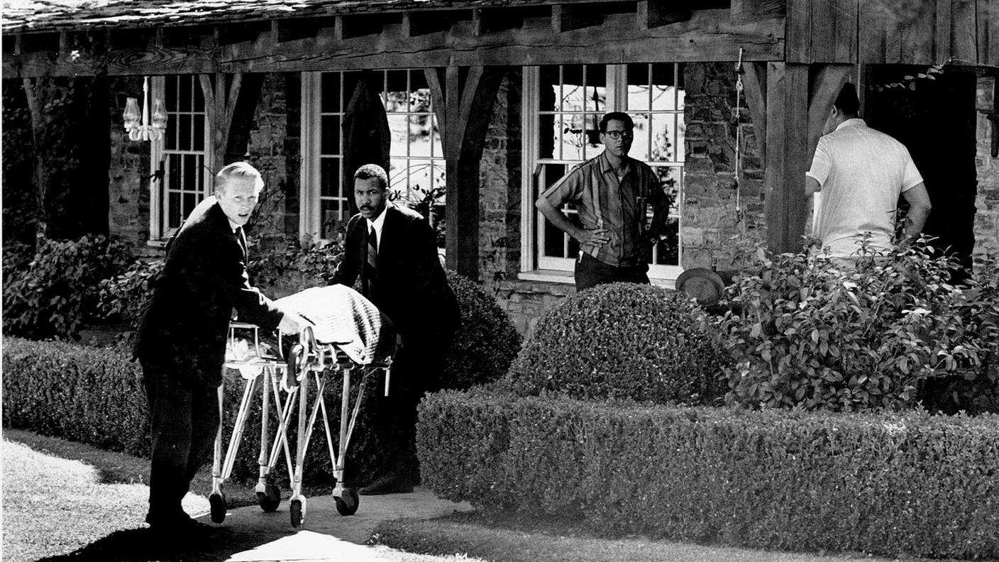 Il corpo di Sharon Tate, uccisa quando era incinta di 8 mesi nella sua casa, il 9 agosto 1969