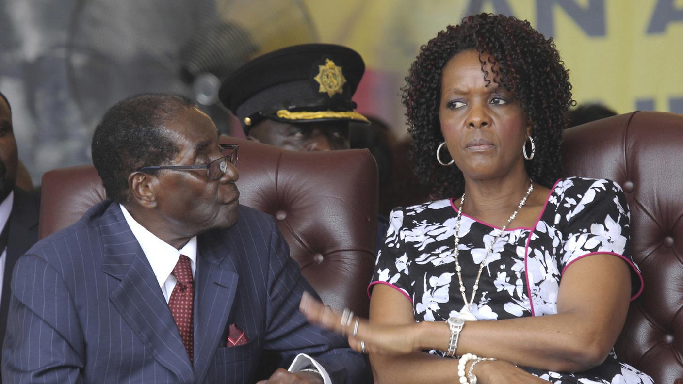 Robert Mugabe insieme alla moglie Grace in una  foto d'archivio