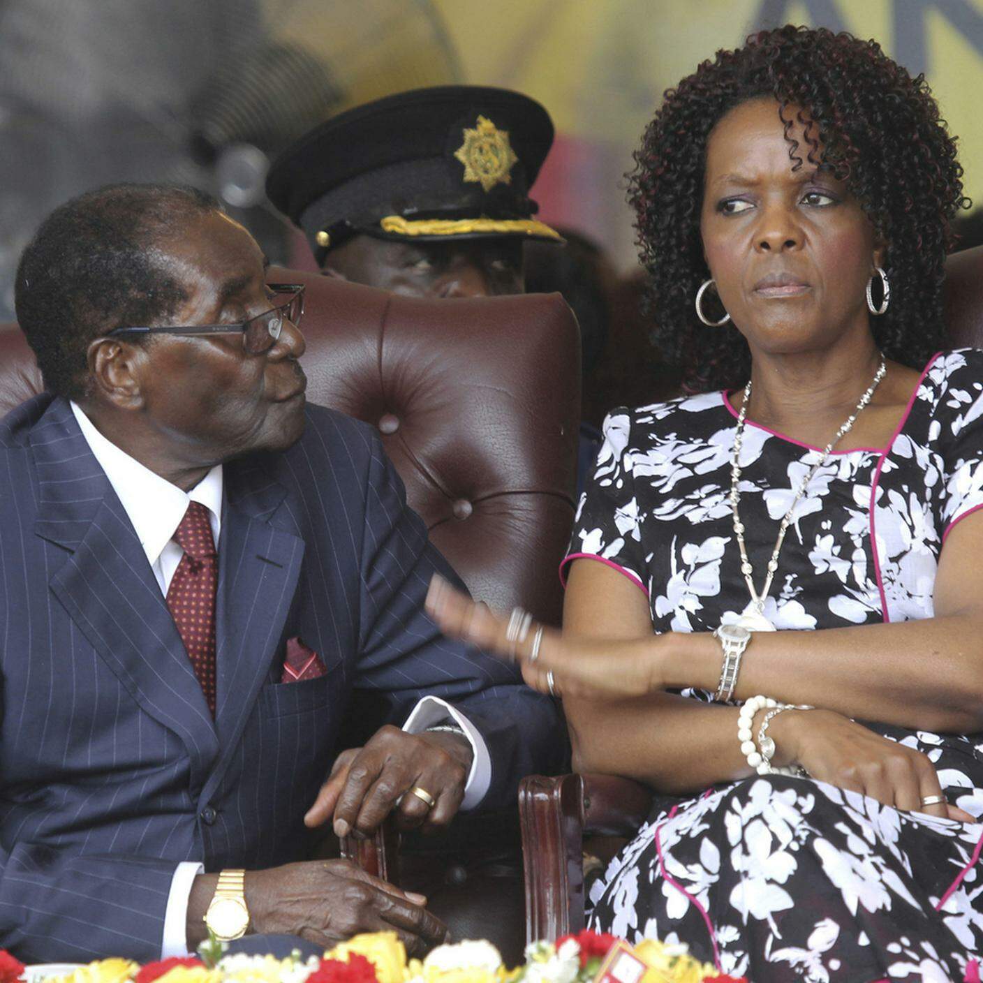 Robert Mugabe insieme alla moglie Grace in una  foto d'archivio