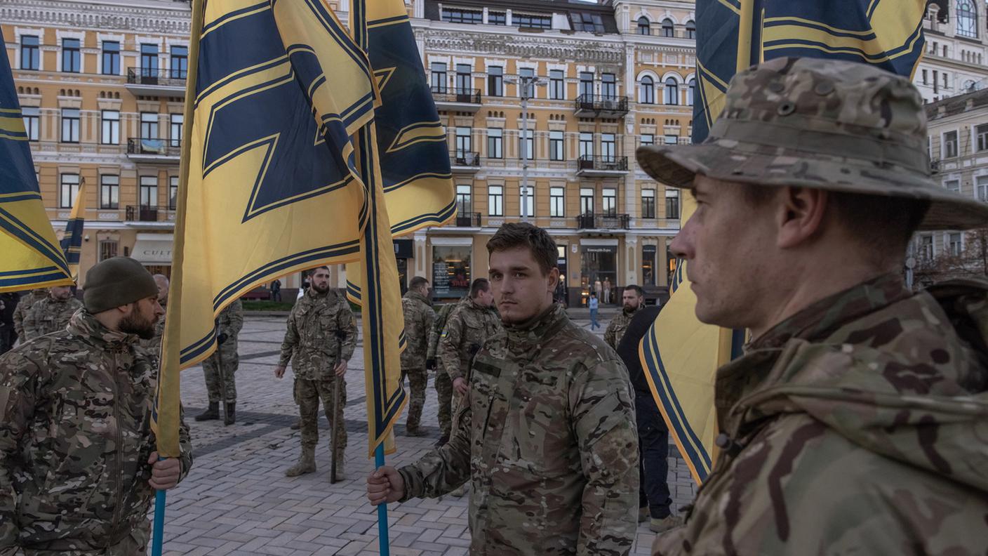 Soldati della Brigata Azov riuniti nel centro di Kiev