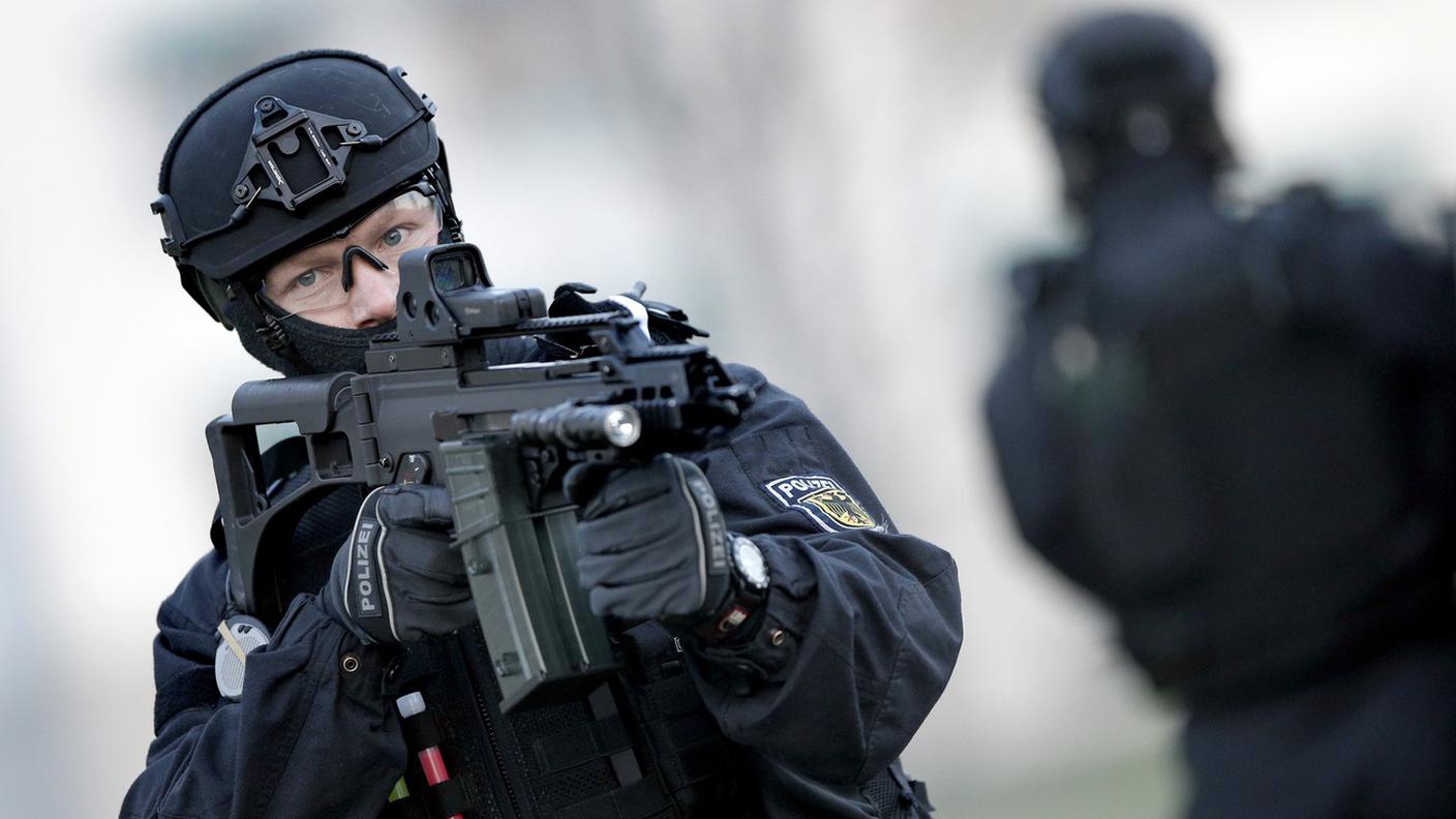 Un agente delle forze speciali della polizia tedesca