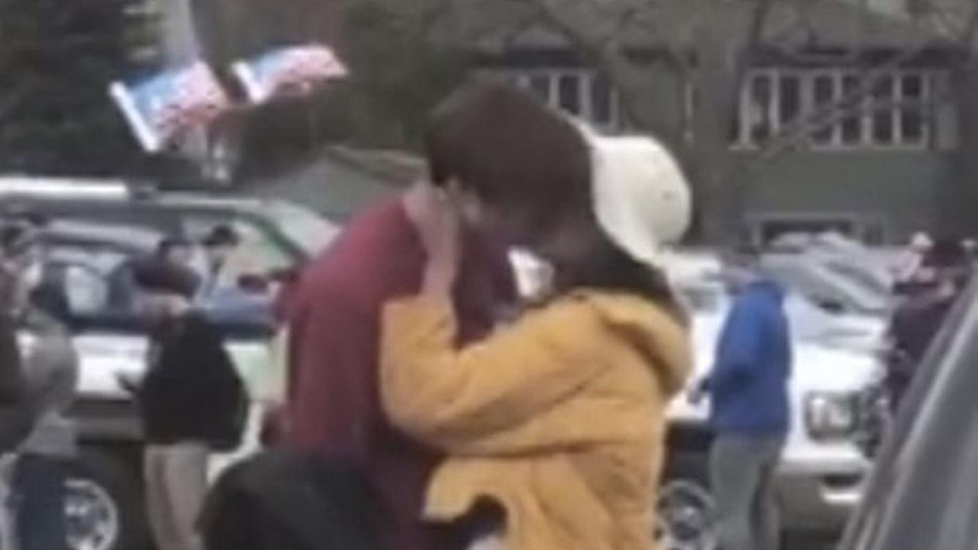 Il bacio di Malia ad un misterioso ragazzo
