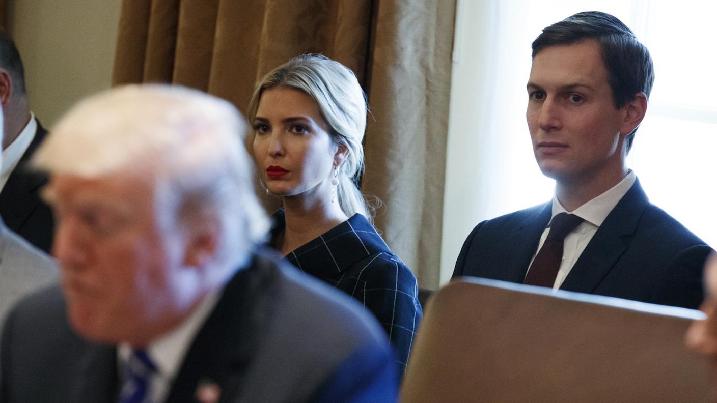 Jared Kushner, accanto alla moglie Ivanka Trump, alle spalle del presidente Donald Trump