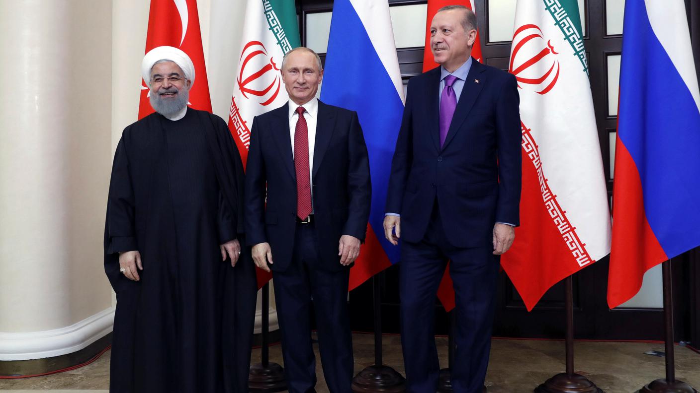 Putin con Rohani e Erdogan in un'immagine scattata mercoledì a Sochi