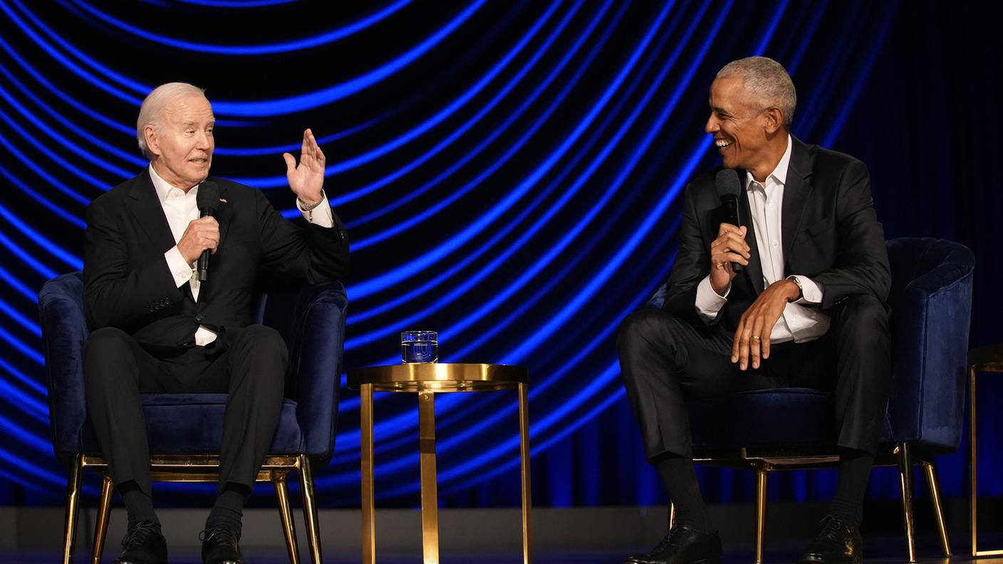 Obama e Biden sul palco del Peacock Theatre di Los Angeles