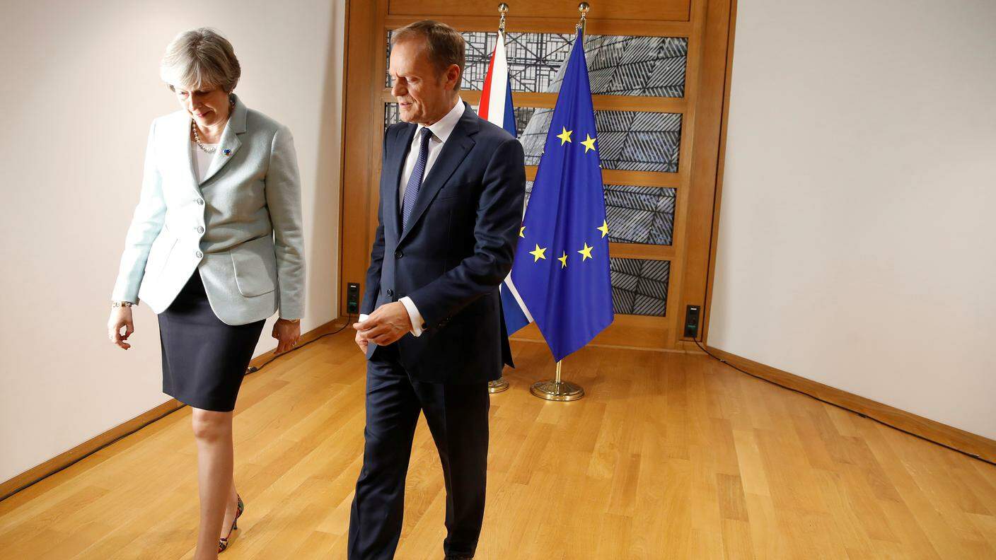 Theresa May e Donald Tusk al termine dell'incontro