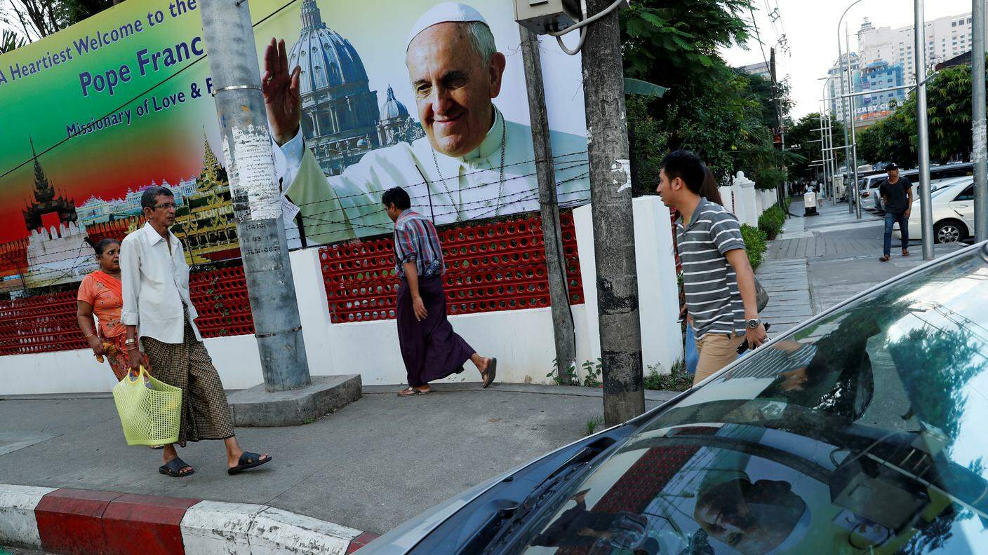 L'arrivo di Papa Francesco pubblicizzato nelle strade della capitale birmana