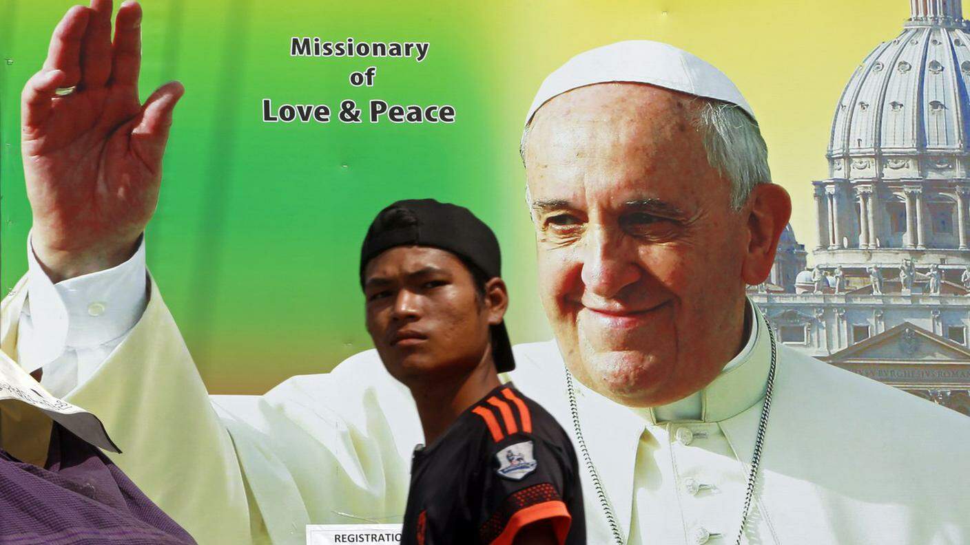 Un poster celebra la visita di Papa Francesco a Yangon, Myanmar