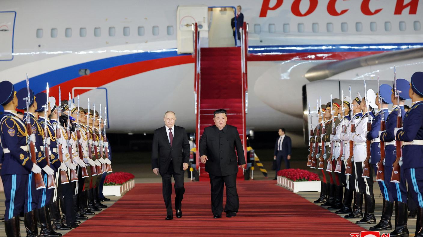 2024-06-18T214456Z_1737603149_RC2XD8AB9TVM_RTRMADP_3_NORTHKOREA-RUSSIA.JPG