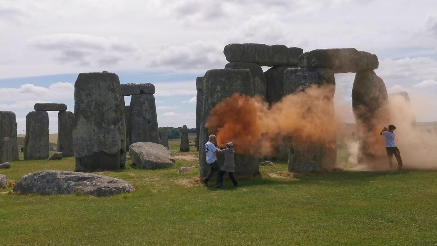 La vernice lavabile su Stonehenge.JPG