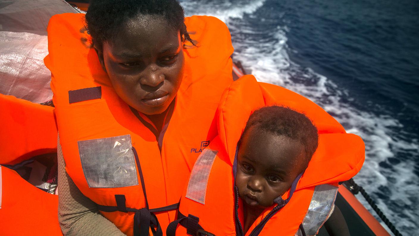 Una madre e il suo bambino salvati al largo della Libia. Erano su un barcone alla deriva 