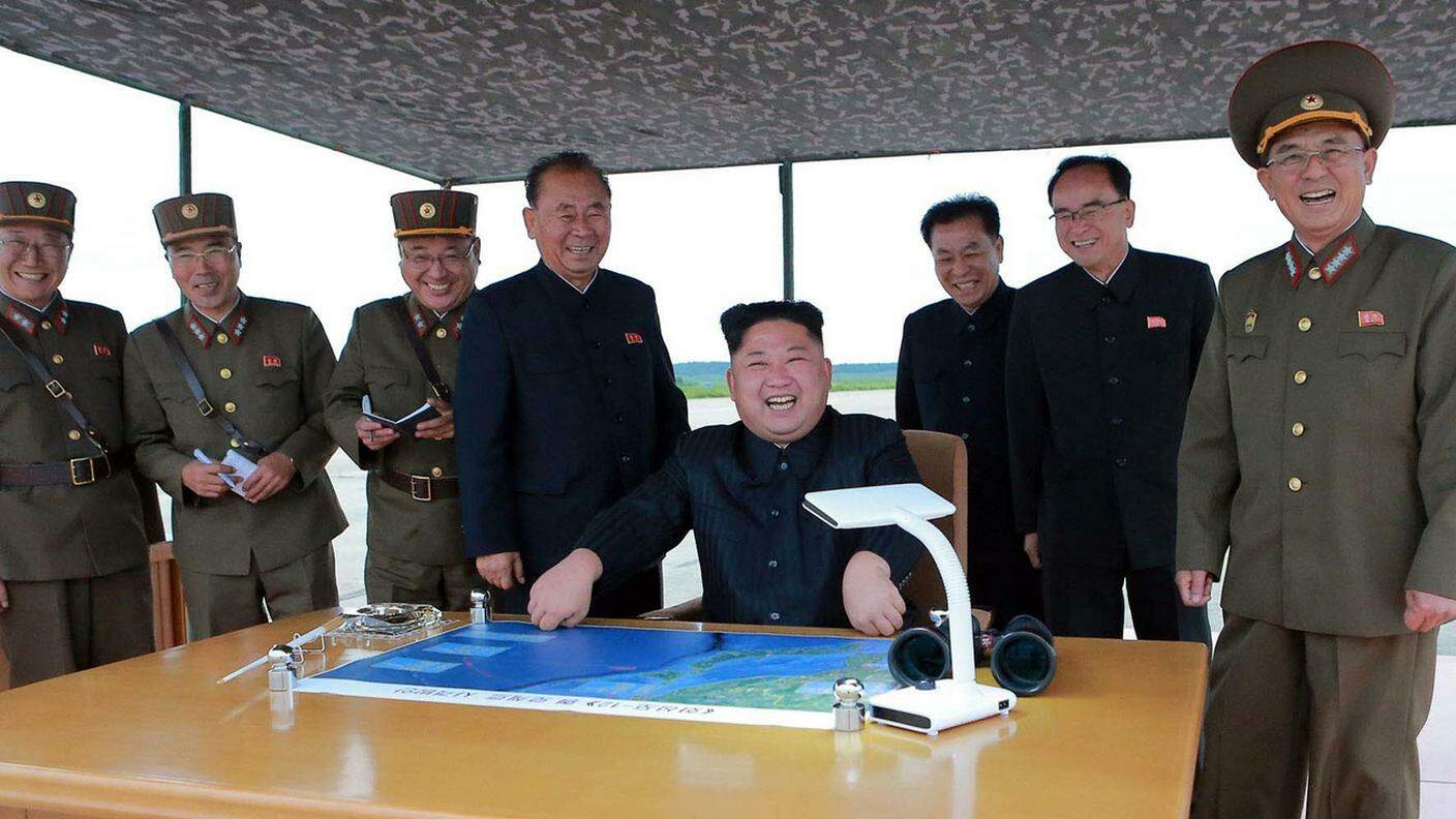 Il leader nord-coreano Kim Jong-Un (al centro), fotografato durante un precedente test missilistico