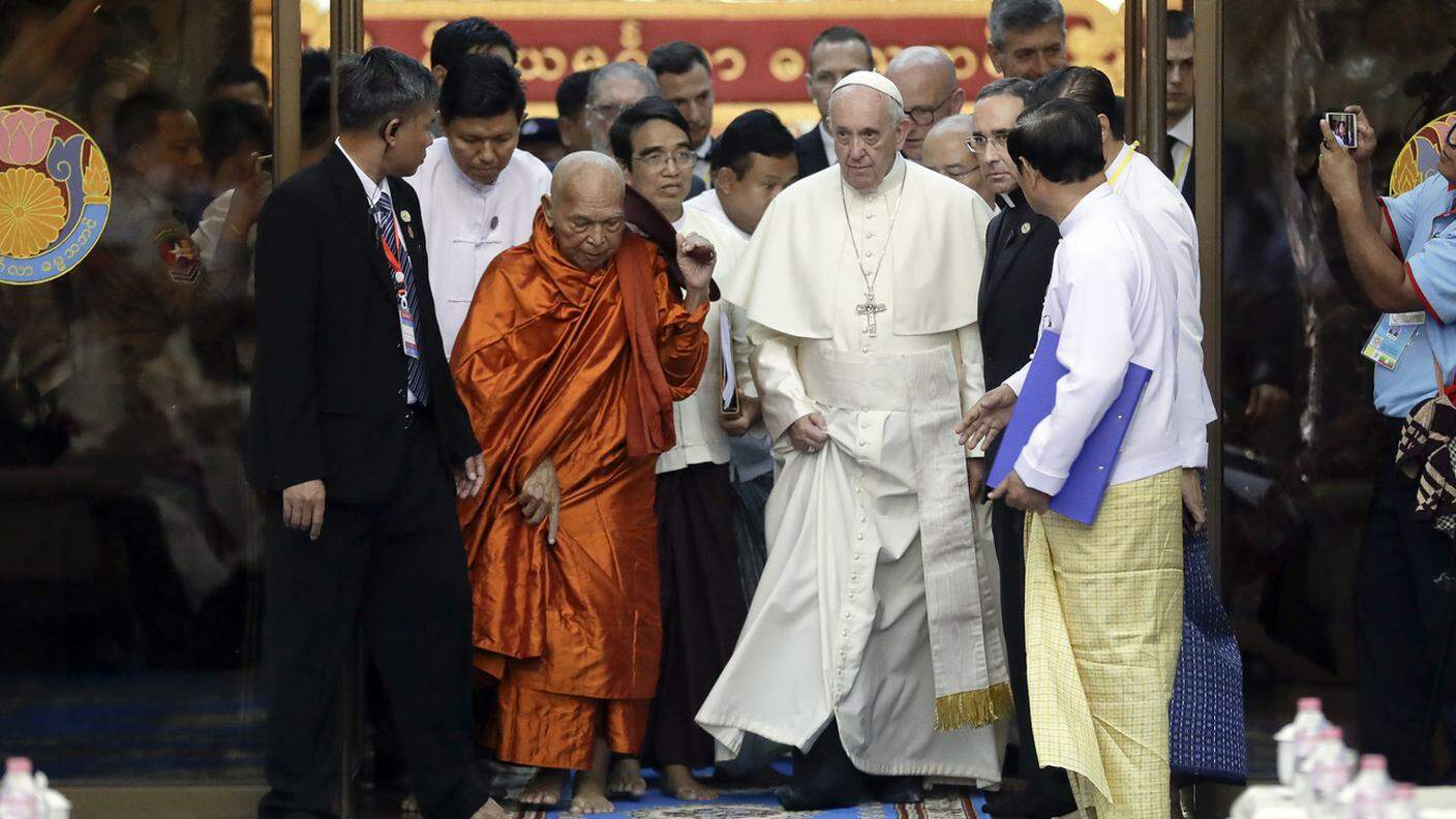 Papa Bergoglio con il monaco Bhaddanta Kumarabhivamsa