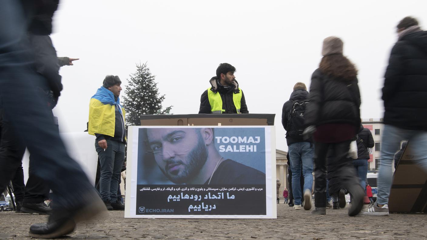 Manifestazione a Berlino contro la condanna a morte del un popolare rapper iraniano 