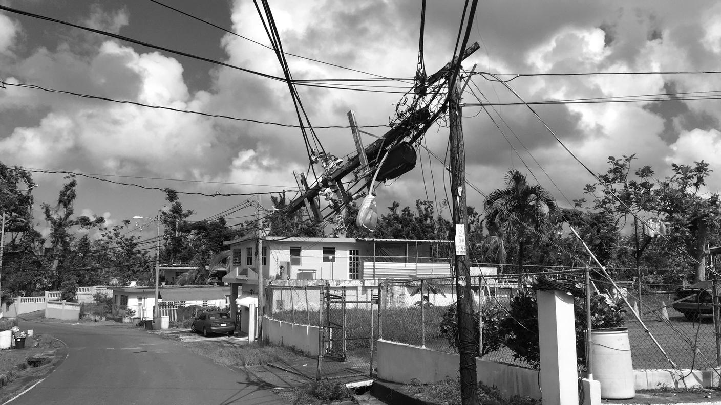 Un traliccio elettrico distrutto dall'uragano