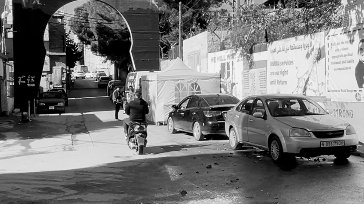 FOTO 3 - La cosiddetta chiave del ritorno del campo profughi palestinesi di Aida a Betlemme, accanto al centro giovanile diretto da Munther Amira (Foto RSI).PNG