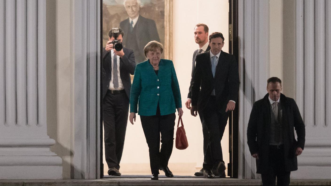 Angela Merkel lascia il palazzo presidenziale dopo due ore di discussioni