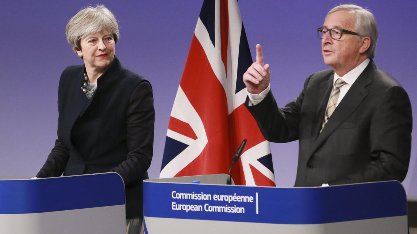 Il presidente della Commissione UE, Jean-Claude Juncker, e la premier britannica Theresa May