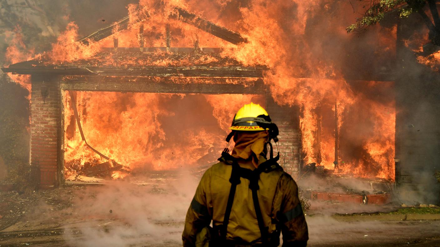 Un pompiere impotente di fronte al fuoco