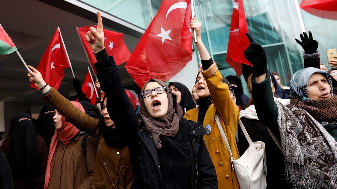 Proteste in Turchia davanti all'ambasciata USA di Ankara