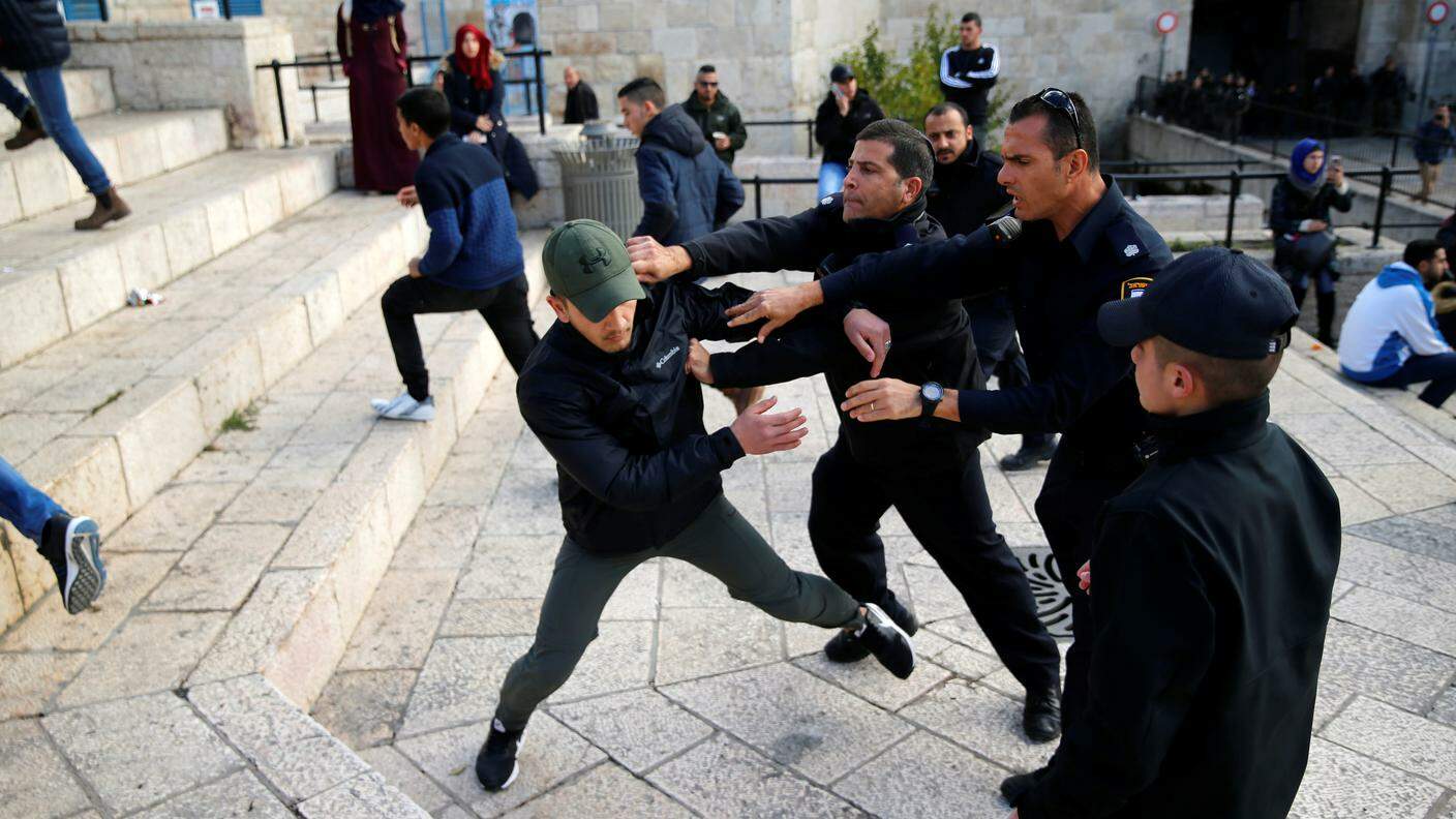 Scontri tra palestinesi e polizia israeliana nella città vecchia di Gerusalemme