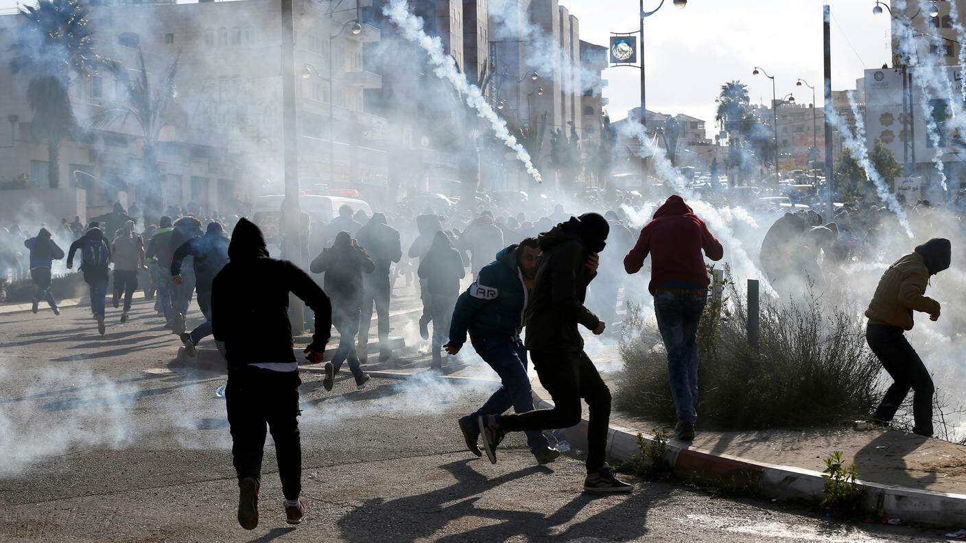 In fuga dai lacrimogeni nella città di Ramallah in Cisgiordania