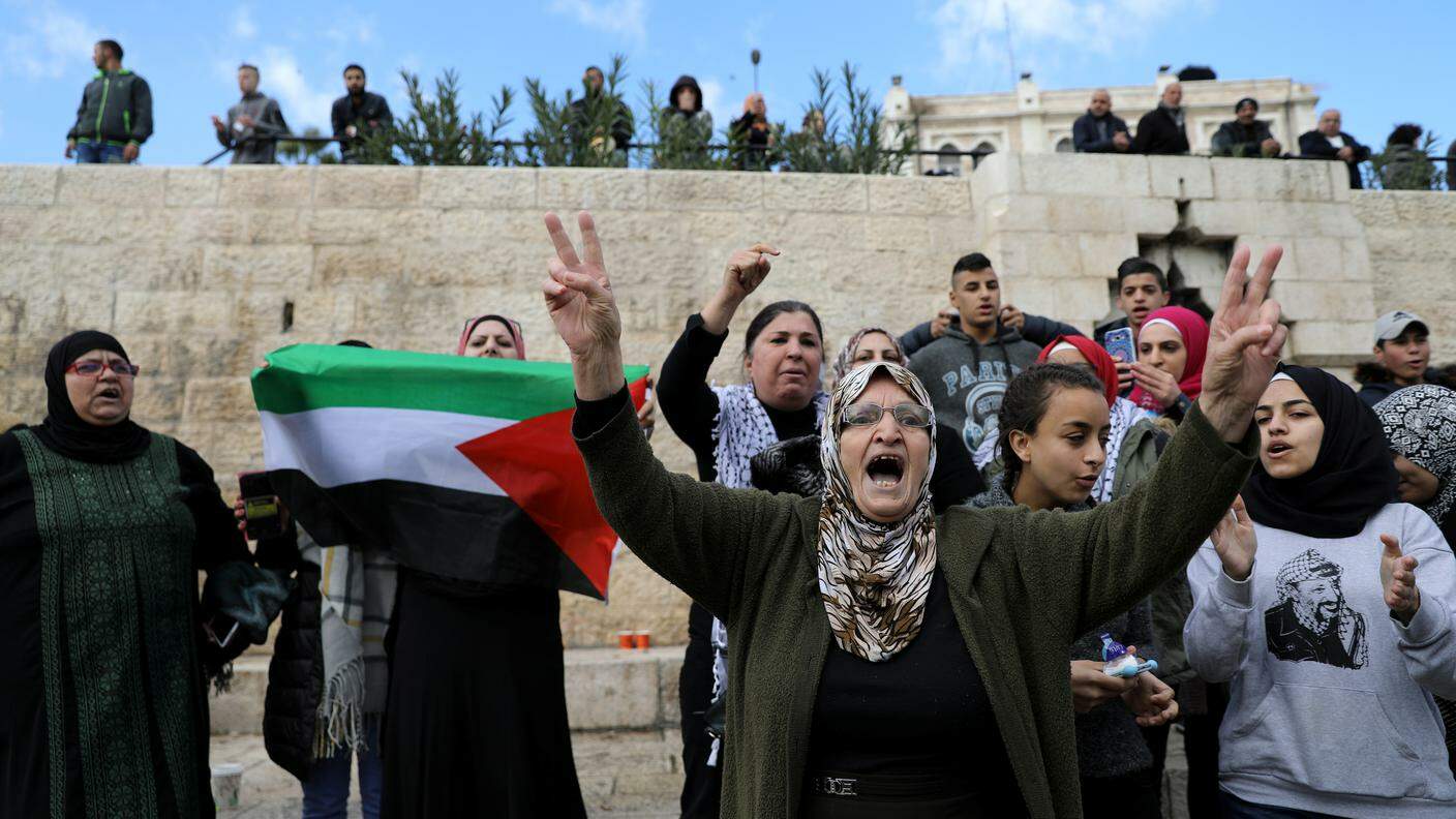 Bandiere palestinesi vicino alla Porta di Damasco a Gerusalemme