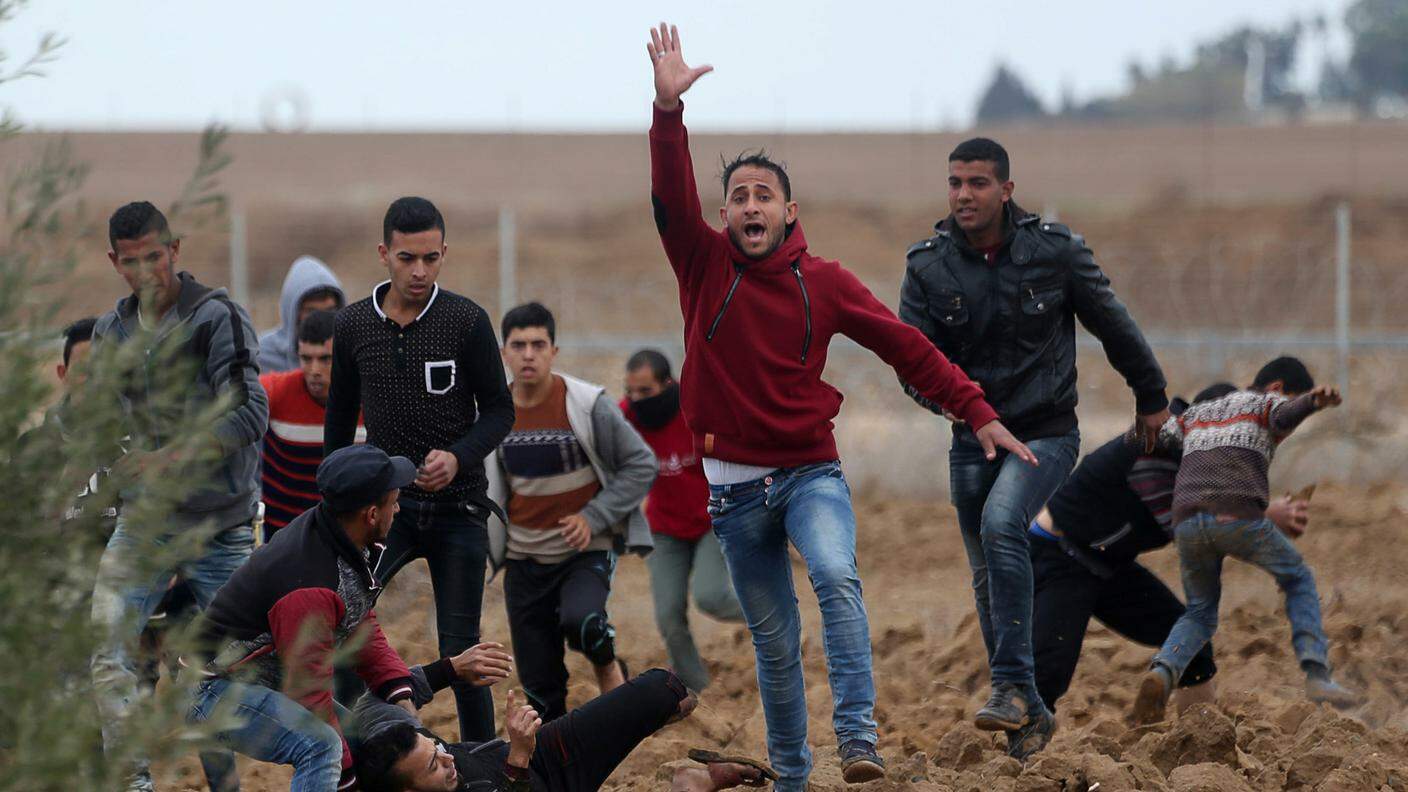 Palestinese chiede aiuto per un uomo ferito nella Striscia di Gaza