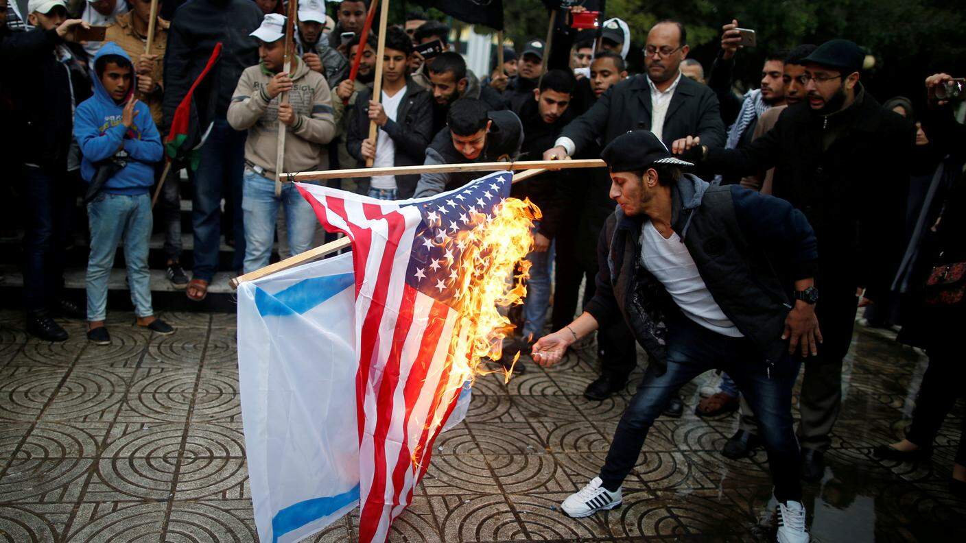 Palestinesi bruciano bandiere israeliane e statunitensi a Gaza