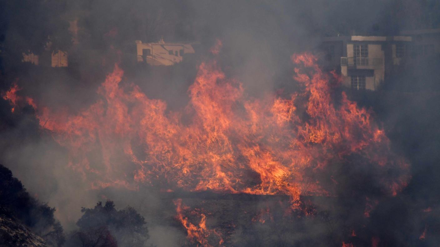 Le fiamme in mezzo alle case di un sobborgo di Los Angeles giovedì