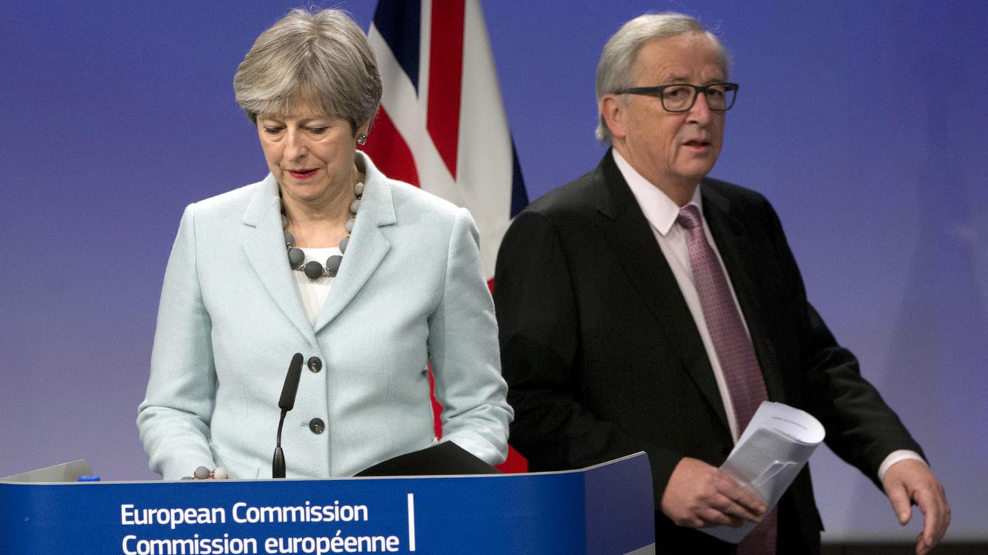 La premier Theresa May e il presidente della Commissione europea Jean-Claude Juncker