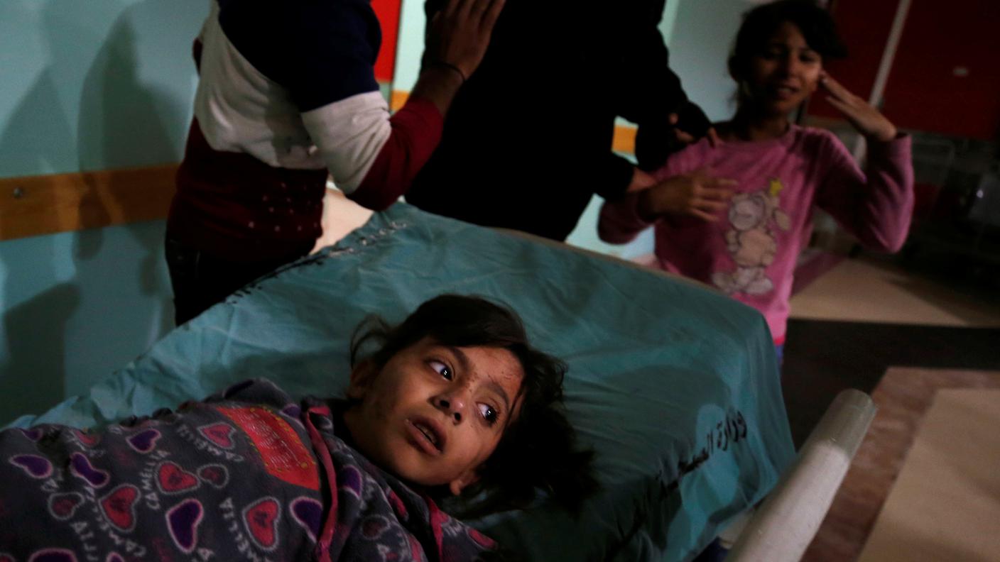 Una bimba palestinese ferita nei bombardamenti israeliani arriva all'ospedale di Gaza