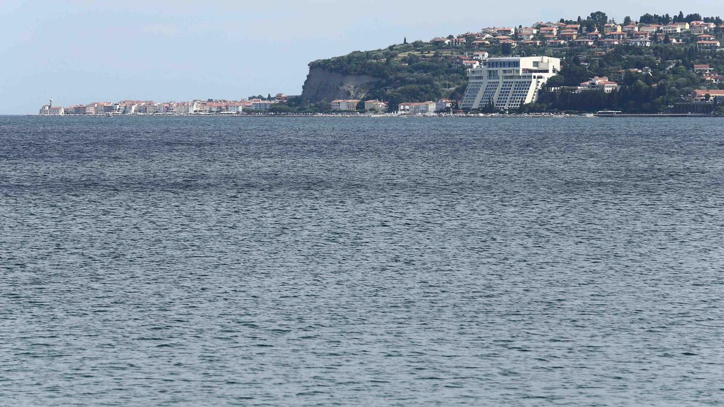 La città slovena di Portoroz vista dal villaggio croato di Kanegra