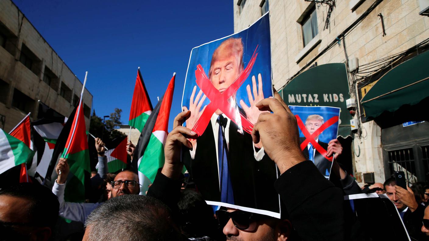 Un momento delle proteste contro Trump a Gerusalemme est sabato pomeriggio