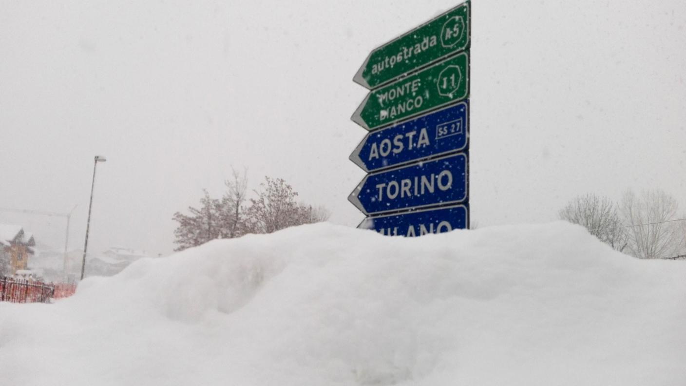 Neve alta sulla strada statale tra Torino e la Val d'Aosta domenica