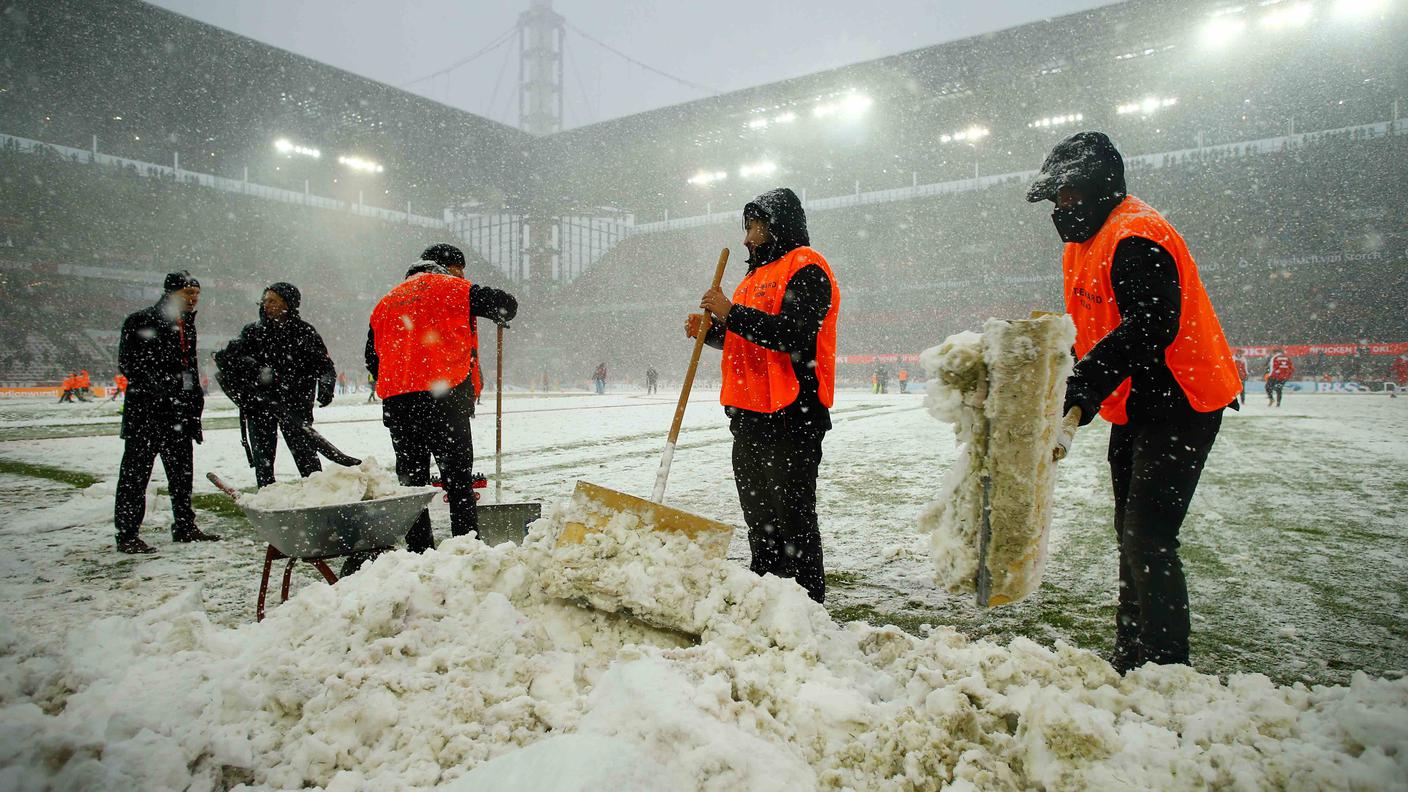 Si lavora domenica per liberare il campo dalla neve di Colonia prima della partita