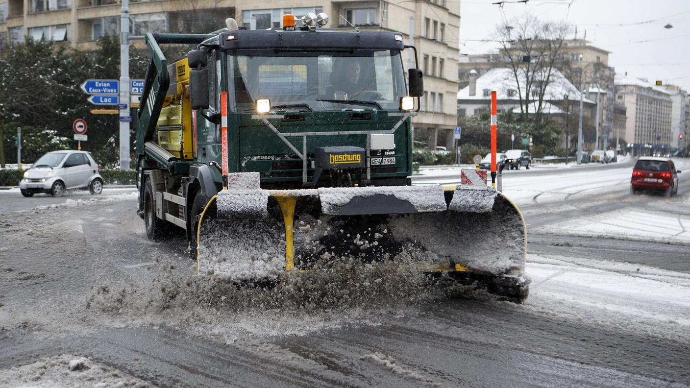 Uno spazzaneve in azione nel centro di Ginevra domenica mattina