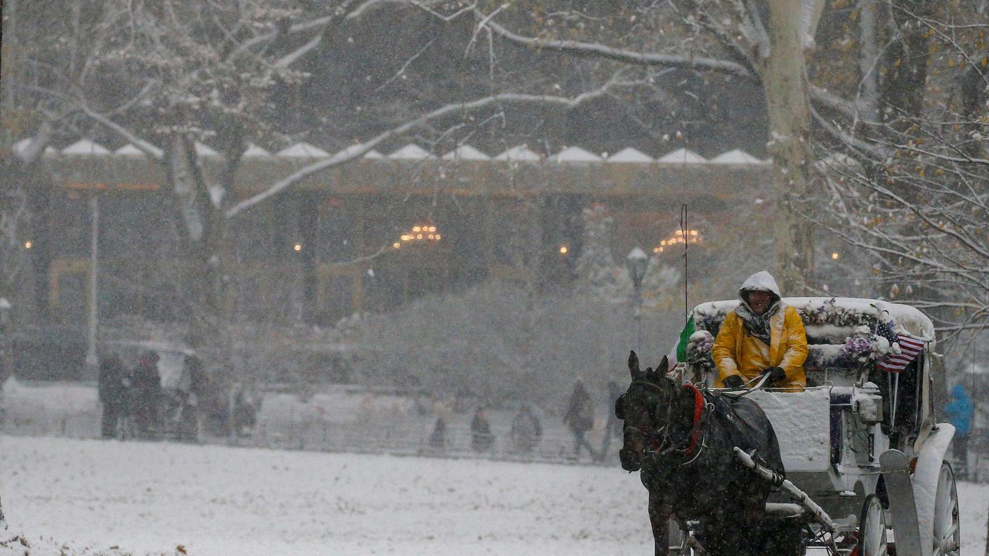 Pure a New York la neve non manca: ecco una carrozza per turisti che passa da Central Park