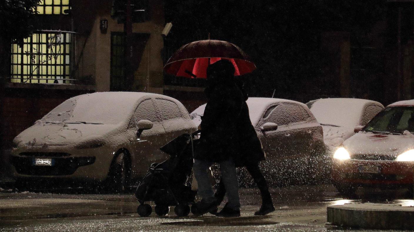 La neve caduta nella giornata di domenica ha imbiancato per bene Milano