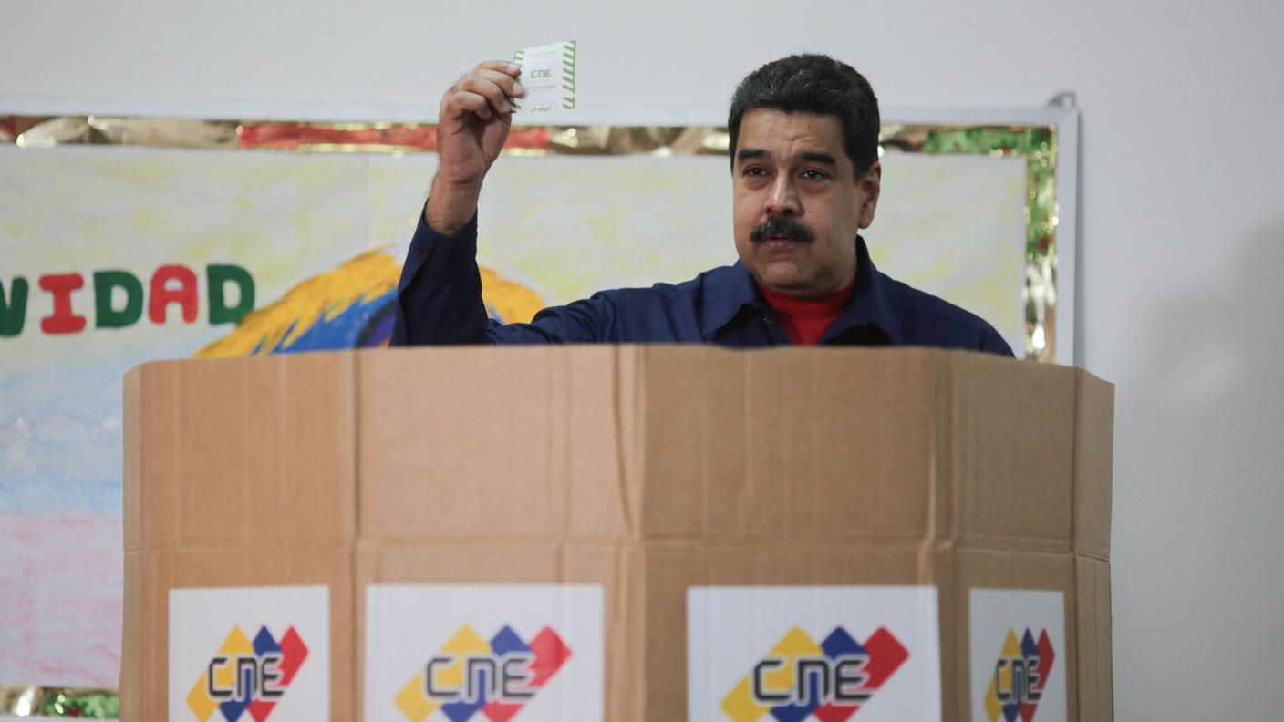 Il presidente venezuelano durante la votazione