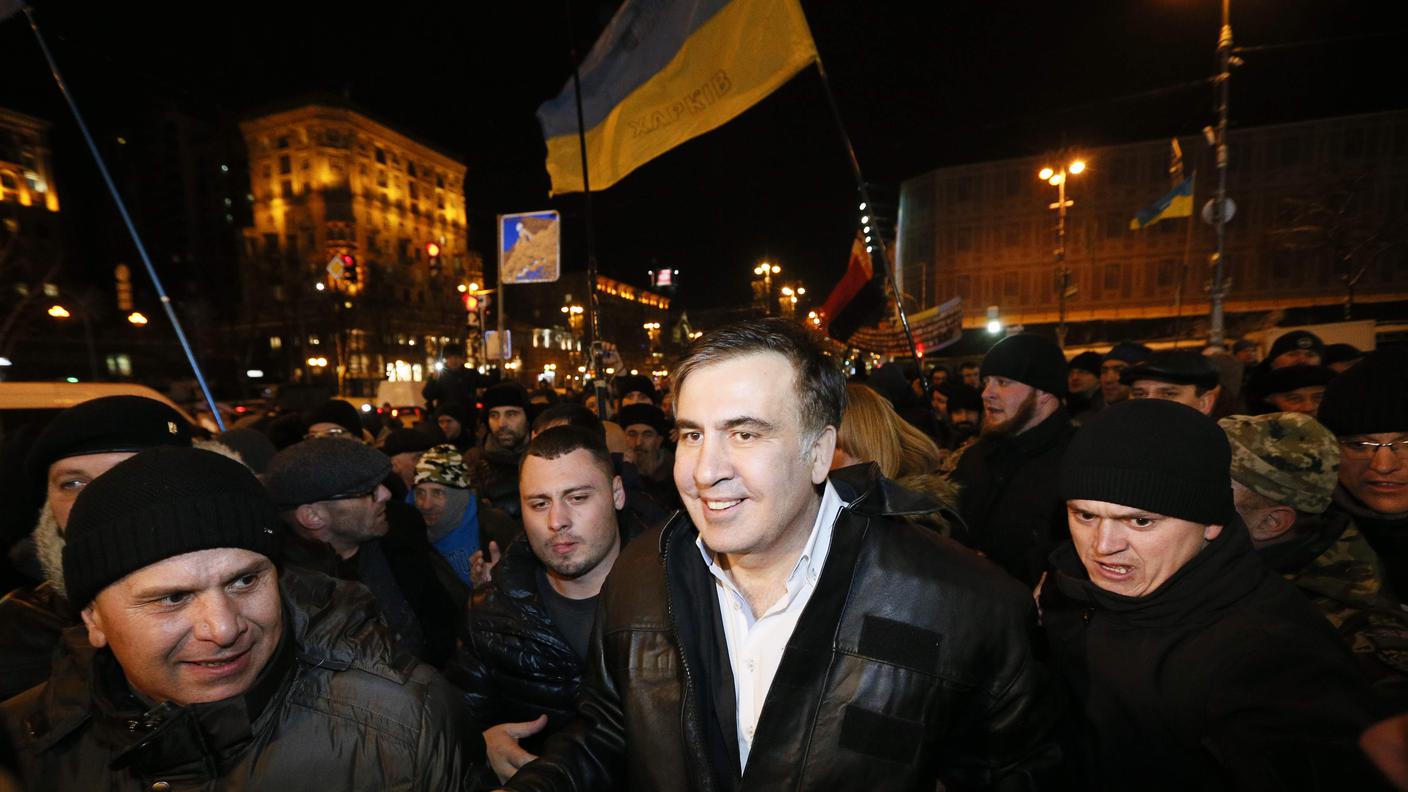 Saakashvili accolto da numerosi suoi sostenitori dopo il rilascio, avvenuto lunedì